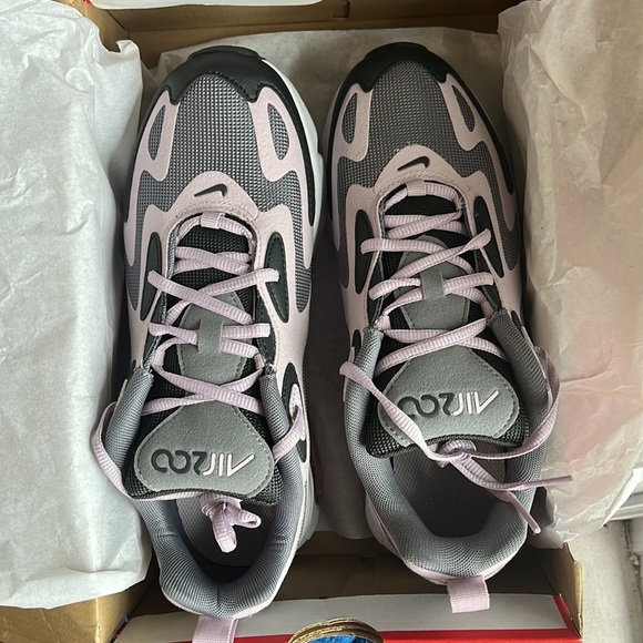 Nike - Picture 3 of 3